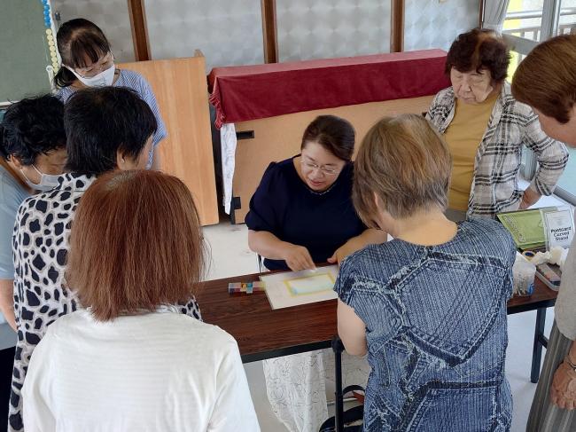 講師の説明を真剣に聞く参加者