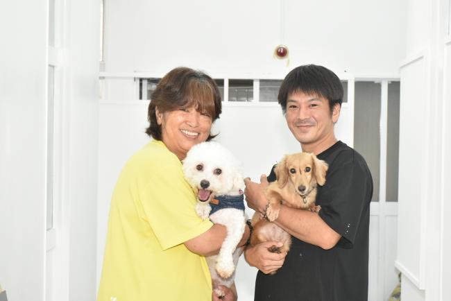 保護犬を抱いている写真