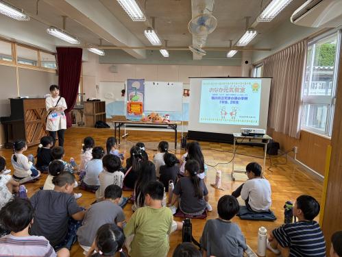 説明する養護教諭
