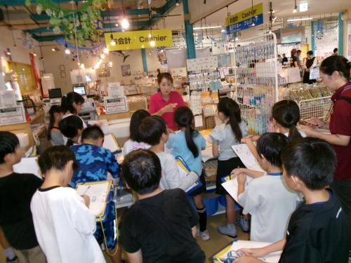 説明を聞く子どもたち