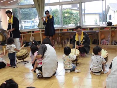 地域の方と一緒にたいこをたたいたよ