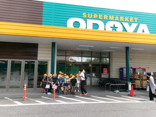 お店の前にて