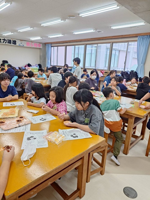 土曜スクールと中学校家庭科部の交流の様子1
