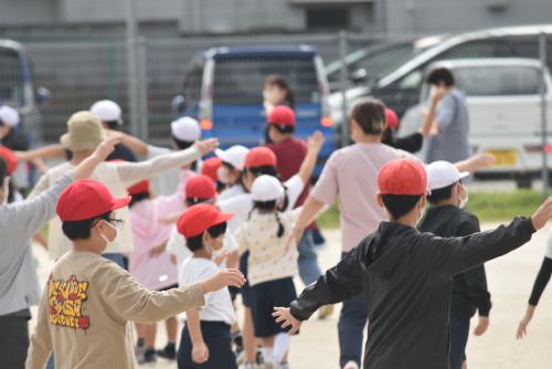 全校で踊る