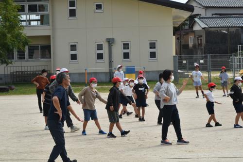 校長先生も一緒に踊る