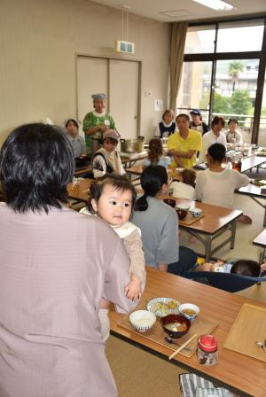 皆さんの話を聞く市長の写真