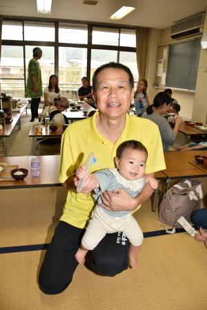市長と赤ちゃんの写真