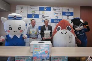 ▲抽選会に参加した佐々木市長、市のマスコットキャラクターたいようくん、協賛企業であるオルカ鴨川FCのマスコットキャラクターオルルン、ウェルネスポーツ鴨川のマスコットキャラクターウェルニャン、株式会社さわらびの吉田営業本部長