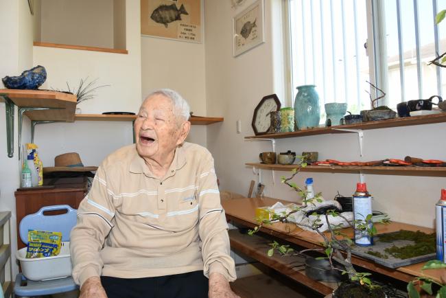 趣味の盆栽を紹介している写真