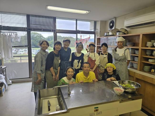 かもがわの縁がわのスタッフの皆さんと市長の写真
