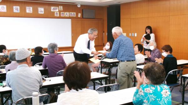 選ばれた句の作者には記念品が渡されました