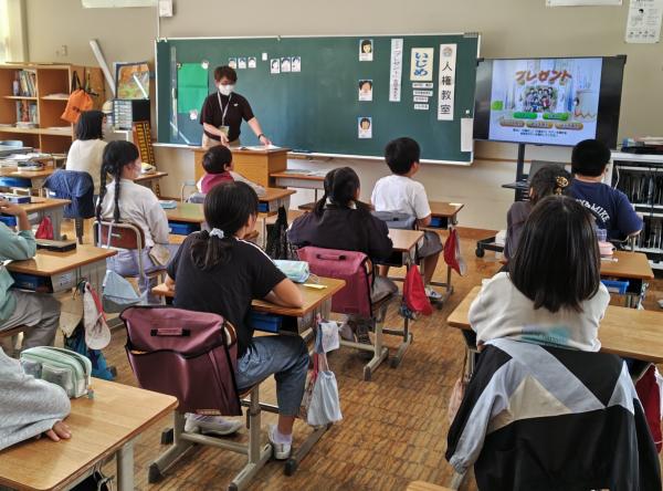 アニメDVD『プレゼント』を視聴する小学生