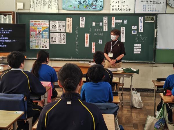 中学生に説明する人権擁護委員