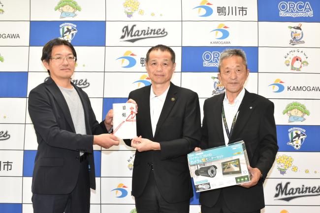 防犯カメラを寄贈する鎌田さん