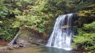 紅葉前の雄滝と雌滝
