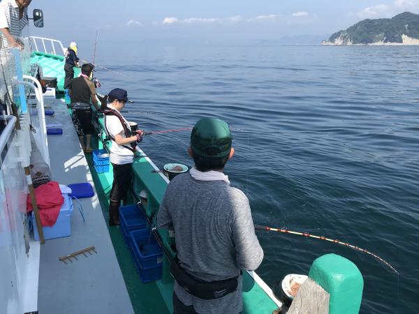 釣り船から釣りをする様子