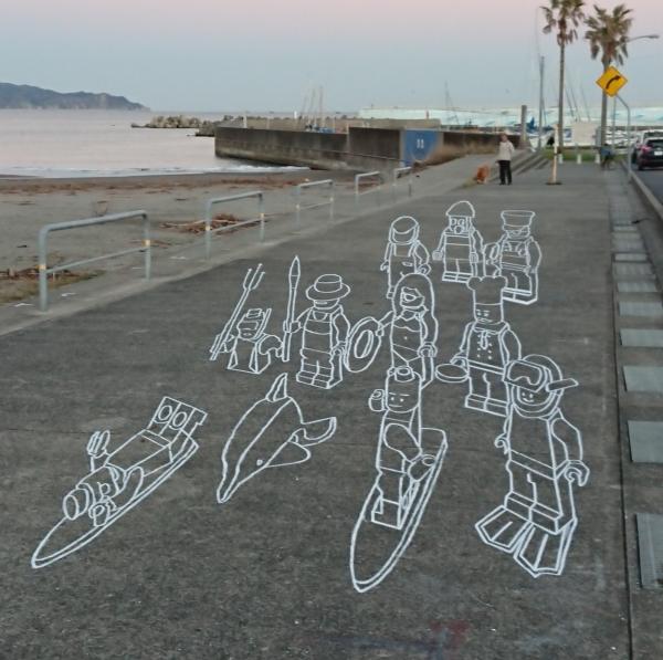 前原横渚海岸の路上に現れるアート