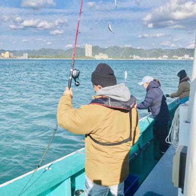 船上で釣りをしている様子