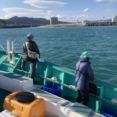 釣り糸を垂らして待ち続けています