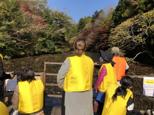 いかだの上で紅の里の風景を楽しむ