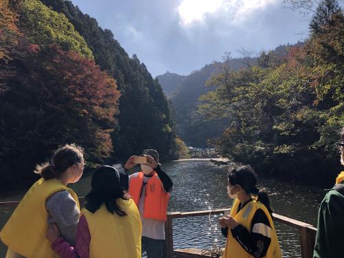 紅葉と記念写真をしている皆さん