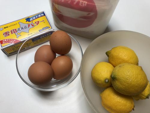 無塩バター・砂糖・卵４つ・レモン５つ