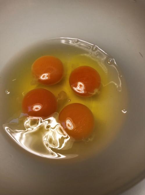 ボウルに割った卵４つ