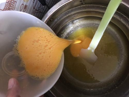 溶いた卵を湯煎していた材料へ投入