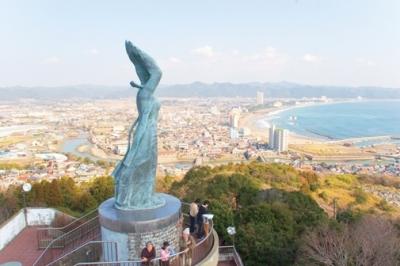 Statue and scenery at Uomizuka Lookout Point