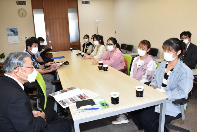 外国人留学生が長谷川市長と談笑している写真です