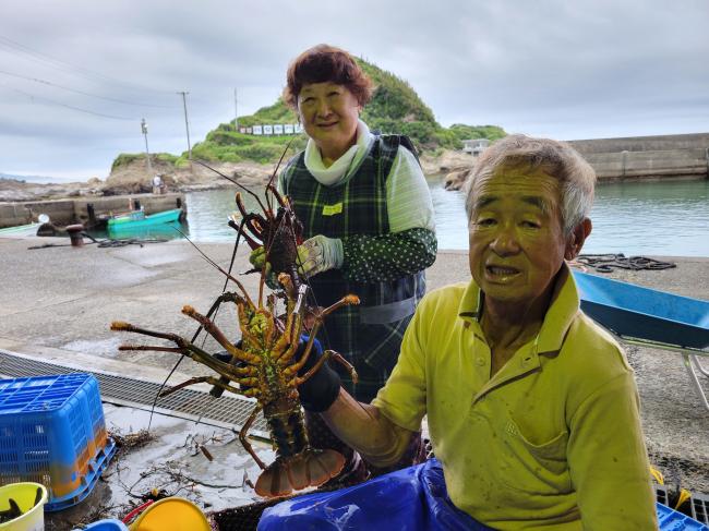 太海浜　山本和雄さん、光子さん