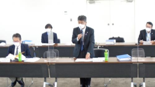 会議冒頭に挨拶する会長の平川副市長