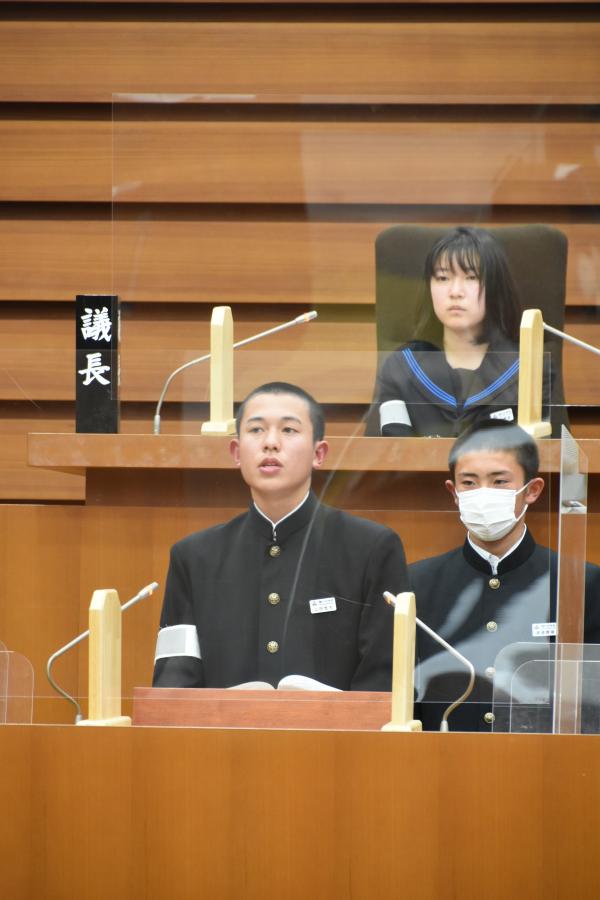 （中学生議員　渡邉さん、山田さん）