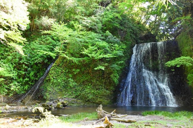 右側にある「雄滝」と左側にある「雌滝」の写真