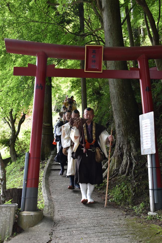 高蔵神社から降りてくる山伏姿の修験者ら