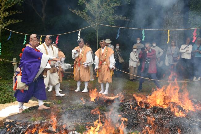 初めに大山寺住職が「火渡り」を行います。塩をまき、場を清めながら渡ります