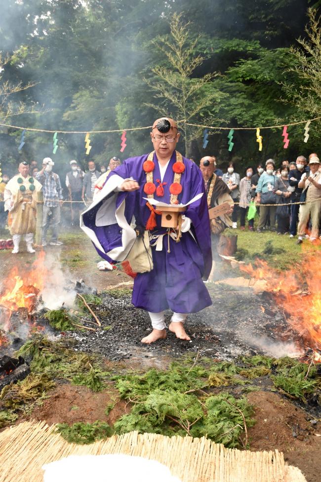 火渡りをする住職（正面）