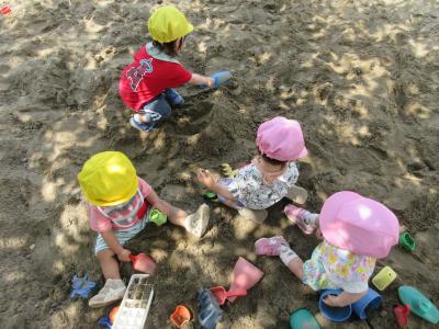 5月22日【戸外遊び】お砂さくさく、気持ちいいな