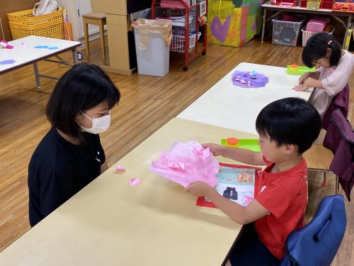 保育園児と遊ぶ女子児童　折り紙