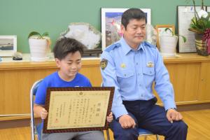 鴨川警察署から表彰された鎌田君の写真