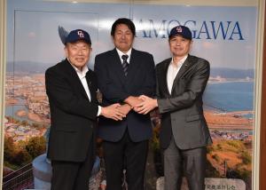 千葉スカイセイラーズ球団社長と市長、議長が握手を交わす写真