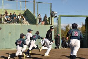 ロッテ選手とのしっぽ取り対決をする地元球児たち