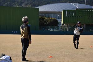 キャッチボールを行う千葉ロッテマリーンズの田村選手と佐藤選手