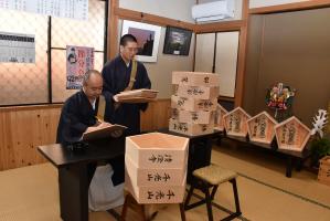 福升に文字を書き入れる清澄寺の僧侶