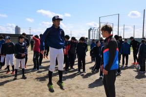 中学生にジャンプをさせて力の使い方を指導する早稲田大学競走部員