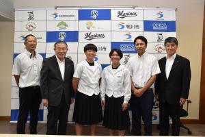長谷川市長と鴨川中の女子2人の記念写真