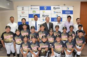 ＡＬＬ鴨川ソフトボールの選手、コーチ、監督などと写真を撮った市長