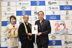 観音寺住職から寄附を受け取る市長
