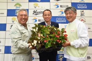 花の寄贈を受ける市長