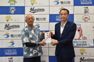 市長に寄附を渡す鴨川露天商代表の関氏